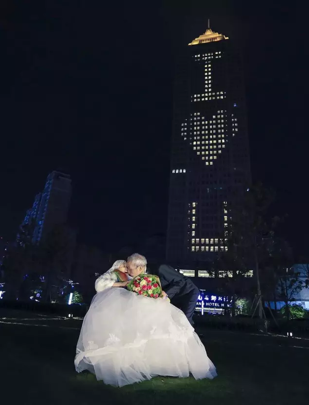 情人節(jié)最溫暖告白！84歲老人包下整樓示愛老伴