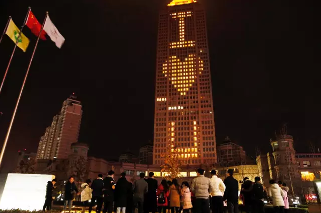 情人節(jié)最溫暖告白！84歲老人包下整樓示愛老伴