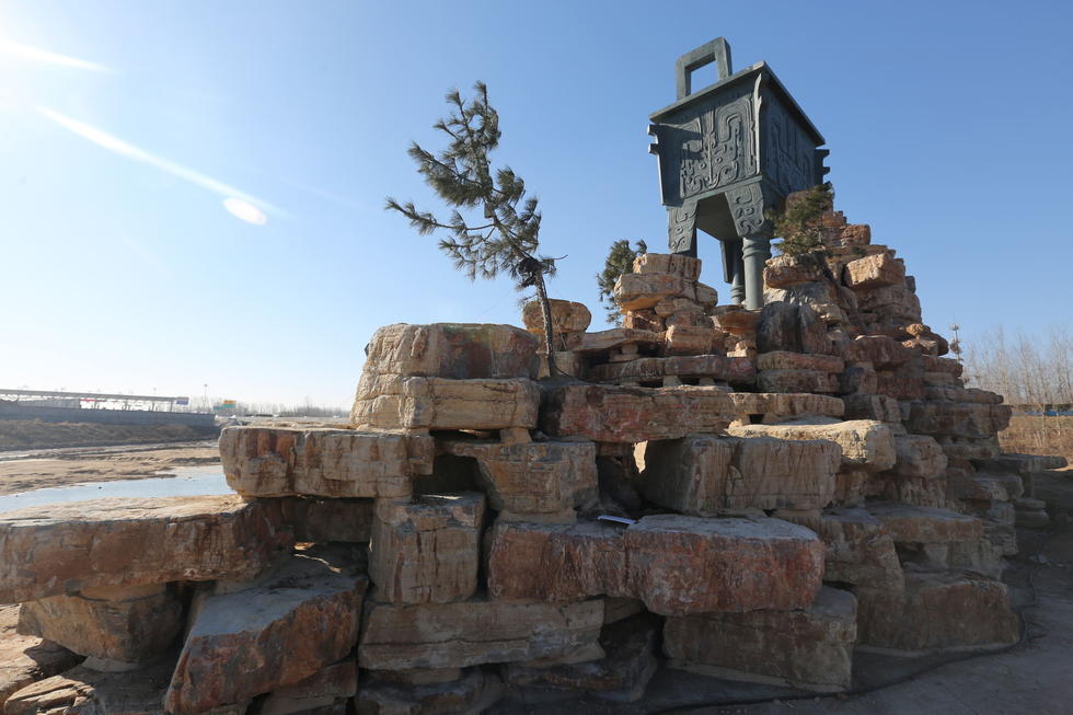 鄭州河邊建十米高銅鼎無防護(hù) 網(wǎng)友:不怕淹了？