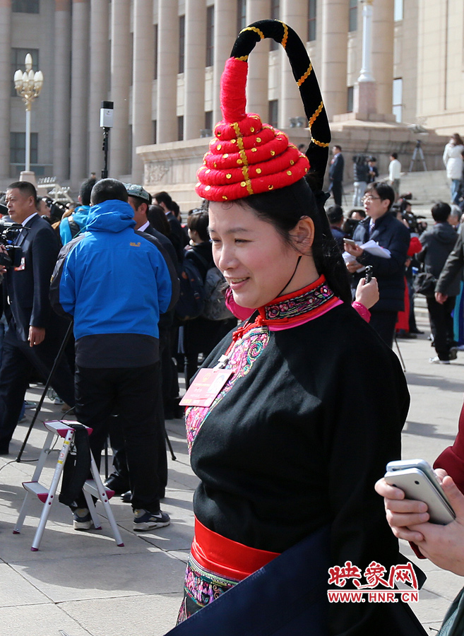 這位代表的頭飾你能猜出是哪個省的么？