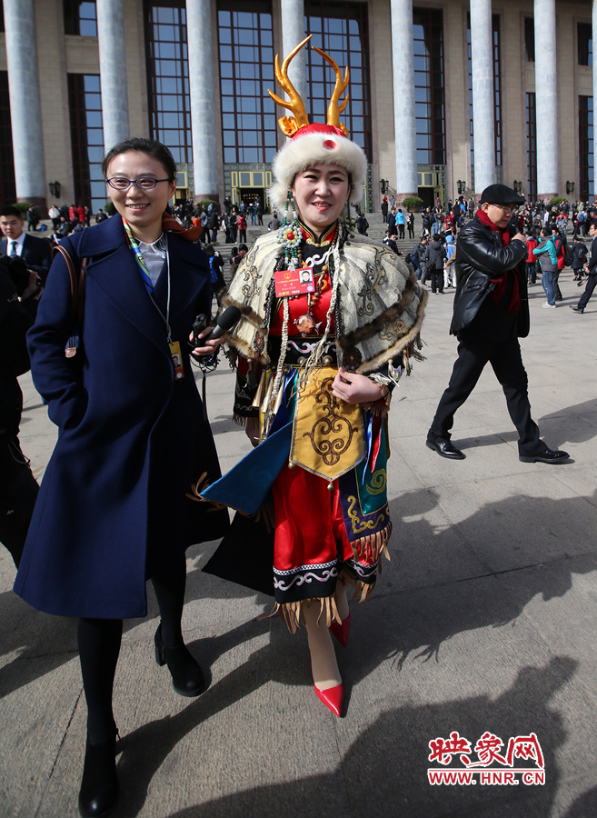 這位黑龍江代表團的人大代表，頭上高高的頭飾相當(dāng)搶眼