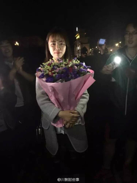 四川某高校全班男生單膝跪地 給女輔導員慶生 四川某高校全班男生單膝跪地 給女輔導員慶生