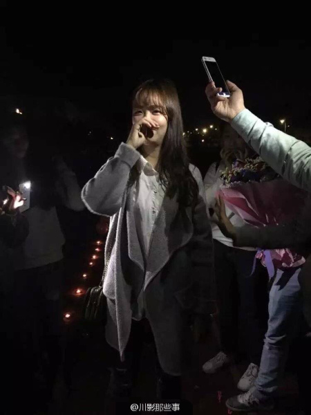 四川某高校全班男生單膝跪地 給女輔導員慶生 四川某高校全班男生單膝跪地 給女輔導員慶生