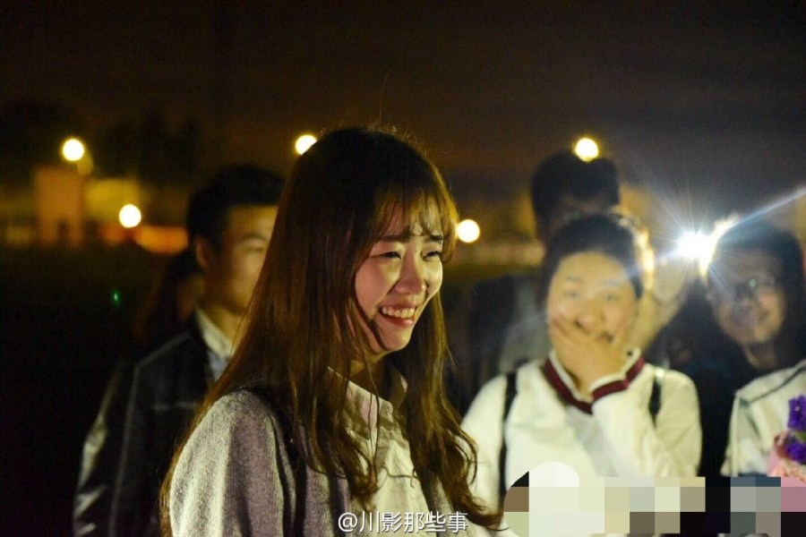 四川某高校全班男生單膝跪地 給女輔導員慶生 四川某高校全班男生單膝跪地 給女輔導員慶生