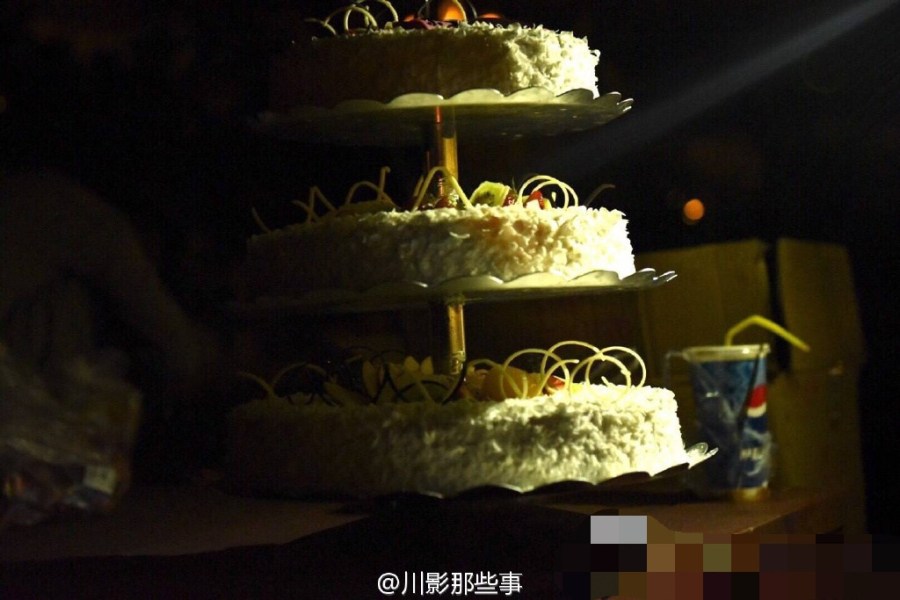 四川某高校全班男生單膝跪地 給女輔導員慶生 四川某高校全班男生單膝跪地 給女輔導員慶生