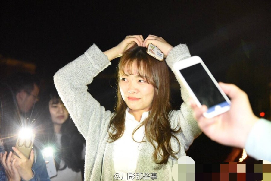 四川某高校全班男生單膝跪地 給女輔導員慶生 四川某高校全班男生單膝跪地 給女輔導員慶生