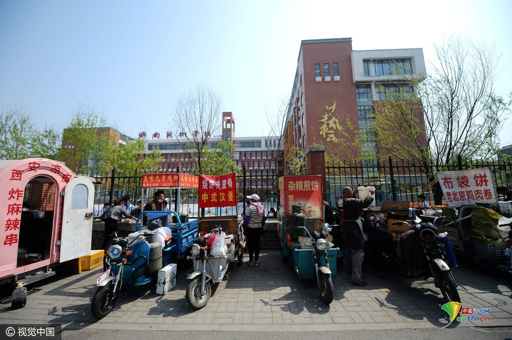 藝校實行封閉管理 學(xué)生“跨欄”買飯