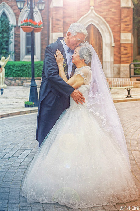 八旬老人帶老伴拍攝夢(mèng)幻婚紗照 cosplay太陽(yáng)的后裔