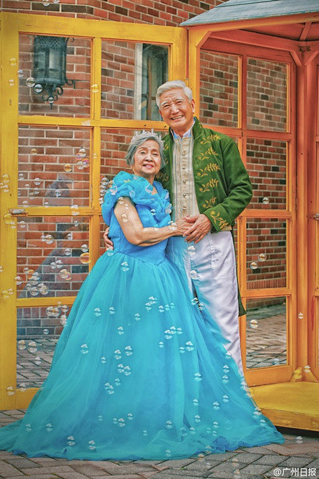 八旬老人帶老伴拍攝夢(mèng)幻婚紗照 cosplay太陽(yáng)的后裔