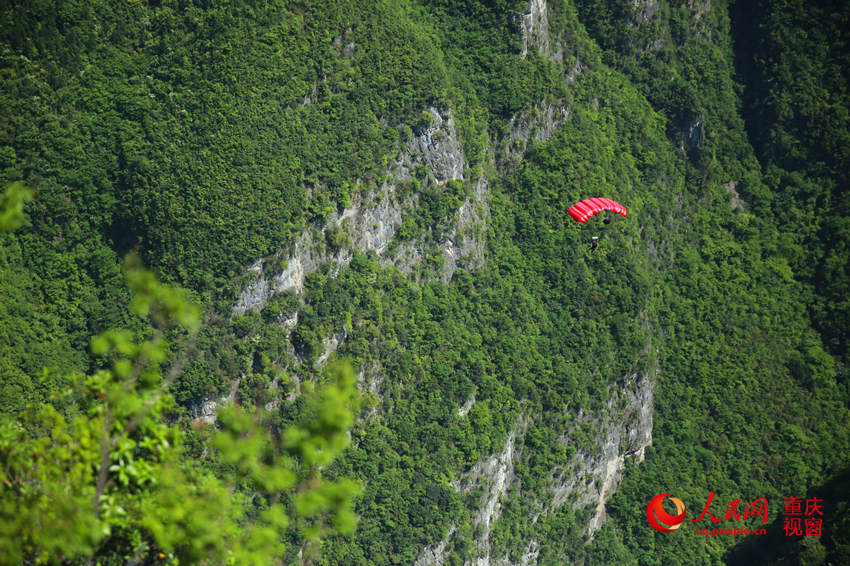 28日，2016世界低空跳傘大賽在重慶云陽龍缸景區(qū)正式開賽。圖為選手角逐中。劉政寧 攝