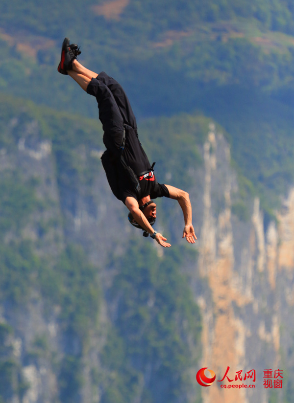28日，2016世界低空跳傘大賽在重慶云陽龍缸景區(qū)正式開賽。圖為選手角逐中。劉政寧 攝