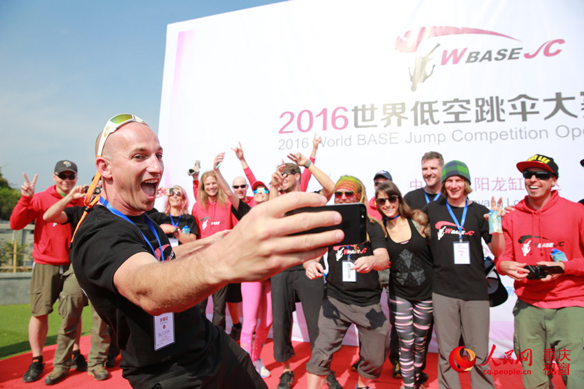 28日，2016世界低空跳傘大賽在重慶云陽龍缸景區(qū)正式開賽。圖為選手角逐中。劉政寧 攝