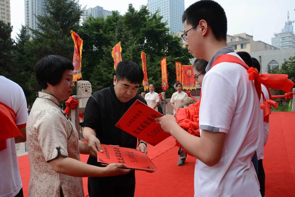 吉林高考狀元走紅毯過狀元橋拜孔子領(lǐng)獎金