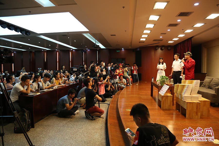 河南本土主流媒體基本全部到場(chǎng)，六小齡童接受記者提問(wèn)。