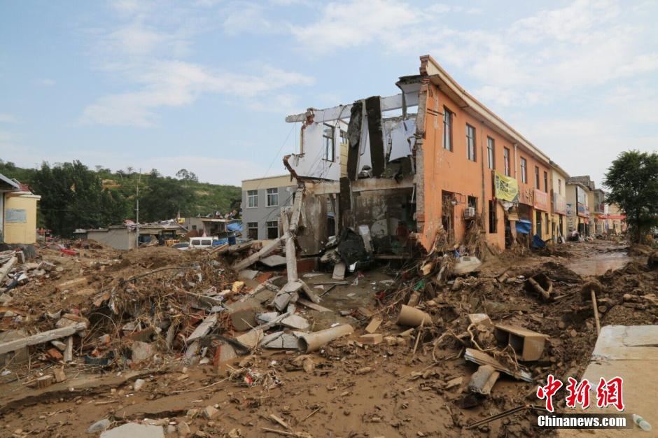 圖為被洪水沖垮的小樓。