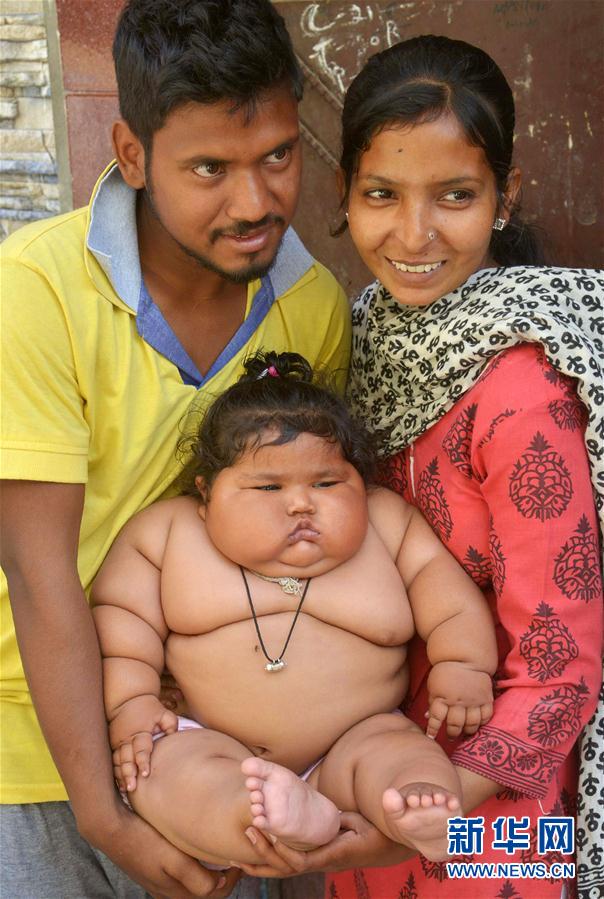4月17日，在印度阿姆利則，女孩查哈特（中）和父母在家中。