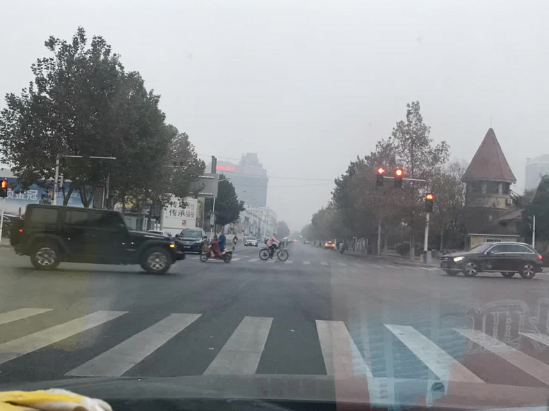 限行第一天！鄭州的早高峰是這個(gè)樣子的