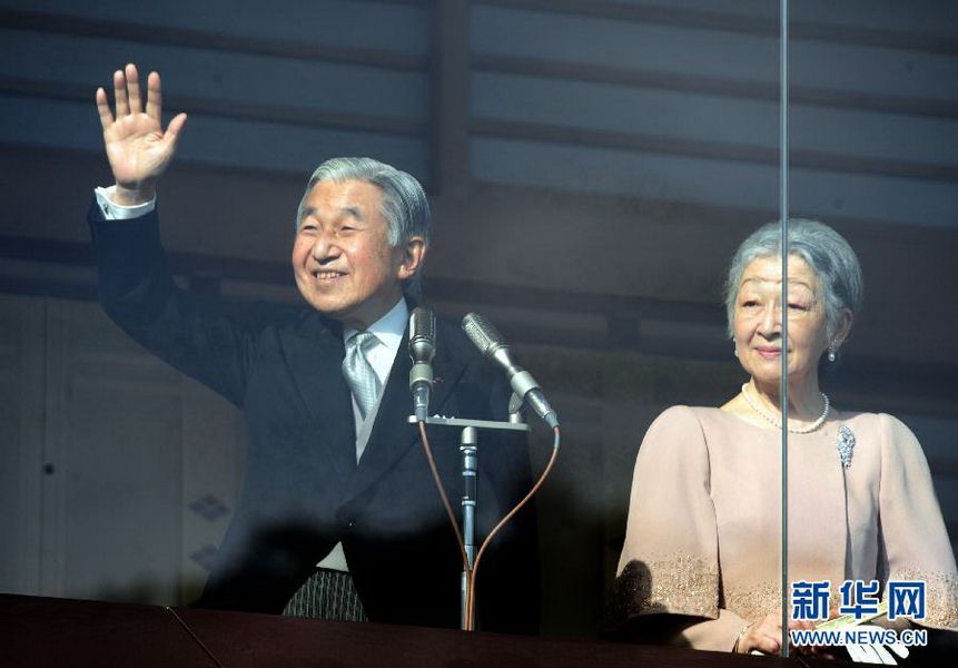 當?shù)貢r間12月23日，在位于日本東京的皇宮，日本明仁天皇向民眾致意。