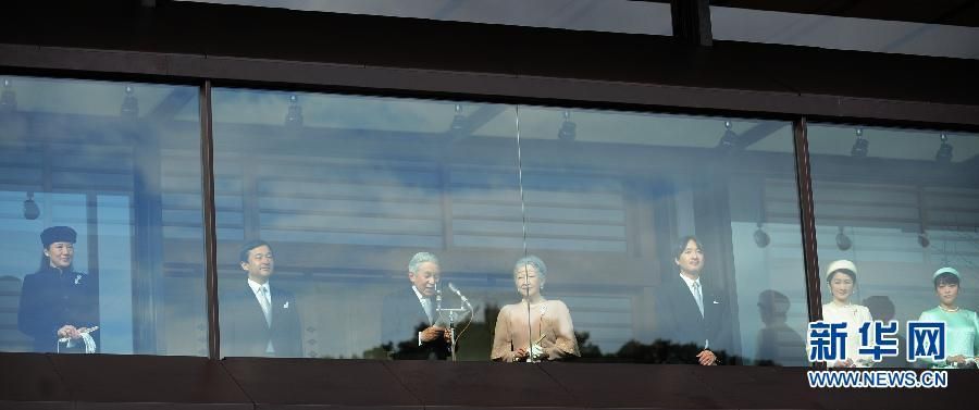 當?shù)貢r間12月23日，在位于日本東京的皇宮，日本明仁天皇在皇族的陪同下發(fā)表生日感言。