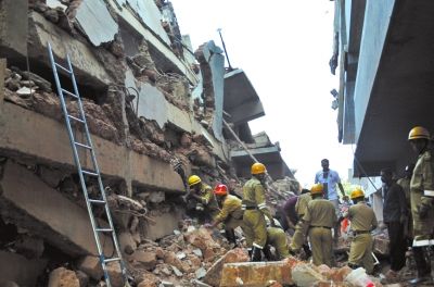 4日，印度卡納科納，救援人員正在搜尋被掩埋的幸存者和遇難者遺體。圖/東方IC