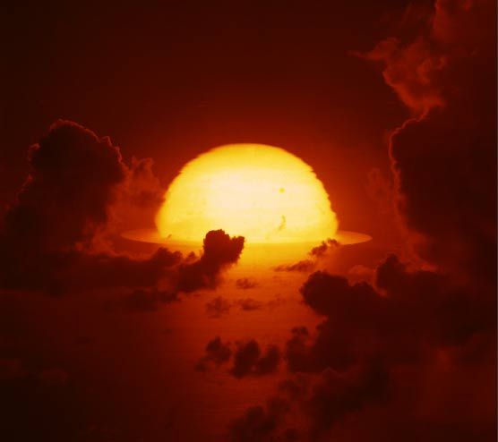 1961年，南太平洋上空，氫彈爆炸后的大火球開(kāi)始擴(kuò)散。