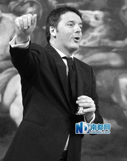 2月22日，在意大利羅馬總理府，新任總理馬泰奧·倫齊搖鈴象征正式行使總理權(quán)力。
