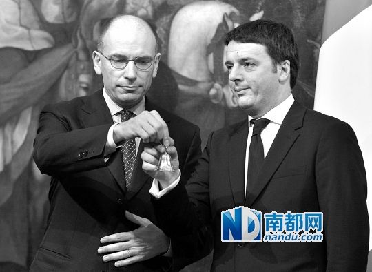 2月22日，在意大利羅馬總理府，新任總理馬泰奧·倫齊(右)與前任總理恩里科·萊塔舉行交接儀式。