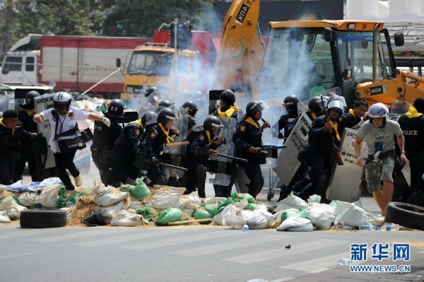 當(dāng)?shù)貢r間2月18日，泰國曼谷警方與示威者發(fā)生沖突。
