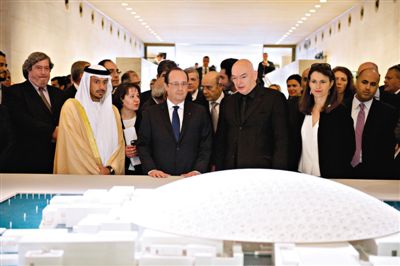 4月29日，法國總統(tǒng)奧朗德（中）和阿布扎比文化遺產(chǎn)委員會(huì)主席蘇爾坦親王（左）一起觀看“阿布扎比盧浮宮”建筑模型。盧浮宮計(jì)劃打造“阿布扎比盧浮宮”，以推廣法國文化。