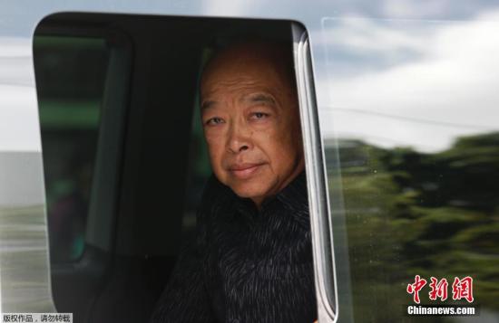 圖為泰國前副總理素拉蓬抵達陸軍俱樂部。