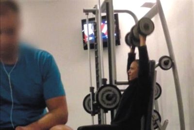 畫面中能看到健身房還有“其他人”。視頻截圖