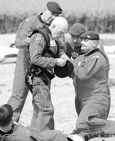 89歲的赫頓再次于70年前同一地點(diǎn)參加雙人跳傘。