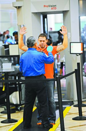 防止恐怖分子把炸彈偽裝成電子設(shè)備登機(jī)；新規(guī)適用于歐、非、中東赴美航班；智能手機(jī)將被重點(diǎn)排查