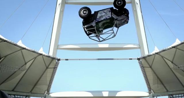 英國小伙開F1賽車玩蹦極 從91米高空墜落 英國小伙開F1賽車玩蹦極 從91米高空墜落