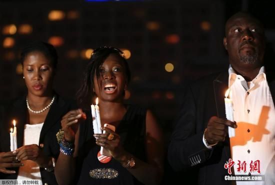 　資料圖：當(dāng)?shù)貢r(shí)間2014年8月26日，尼日利亞阿布賈，民眾舉行“帶回我們的女孩”活動(dòng)為埃博拉病毒感