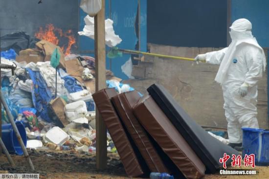 當?shù)貢r間2014年9月3日，利比里亞蒙羅維亞，約翰·菲茨杰拉德·肯尼迪醫(yī)院的醫(yī)護人員和病人。9月1日