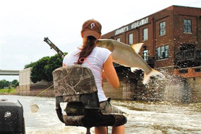 亞洲鯉魚突然躍出水面，對(duì)游客“發(fā)動(dòng)襲擊”。