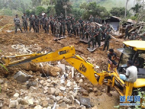 　10月29日，斯里蘭卡救援部隊抵達山體滑坡災區(qū)展開救援。