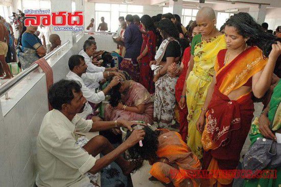 亮瞎眼！印寺廟朝圣日每天為2萬人剃光頭