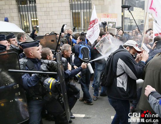 　　當(dāng)?shù)貢r間2014年11月27日，法國巴黎，法國農(nóng)民帶綿羊在埃菲爾鐵塔附近抗議，要求環(huán)保部門采取有效措施解決狼群襲擊羊群問題?！D片來源：TRICK KOVARIK/CFP