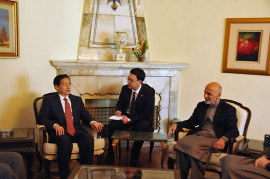 　11月30日，阿富汗總統(tǒng)加尼在首都喀布爾會(huì)見到訪的中國(guó)國(guó)務(wù)委員郭聲琨。