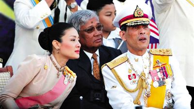 蒙西拉米左與哇集拉隆功王儲(chǔ)右一同參加活動(dòng)。