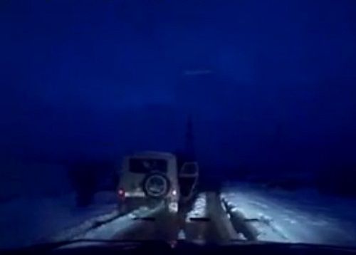 　　警察成功打開(kāi)可疑汽車的車門并登上汽車，司機(jī)見(jiàn)狀立即停車及棄車逃走，警察則下車?yán)^續(xù)追捕司機(jī)。