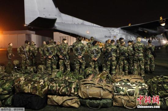 當(dāng)?shù)貢r間1月7日，法國軍人抵達巴黎布爾歇機場。他們將被部署在巴黎，以增強巴黎市的安保力量。