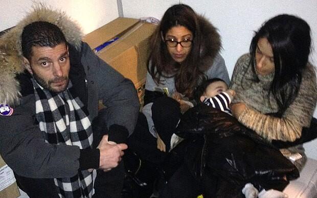 照片顯示了部分人質(zhì)躲藏于冷藏室中的情景。