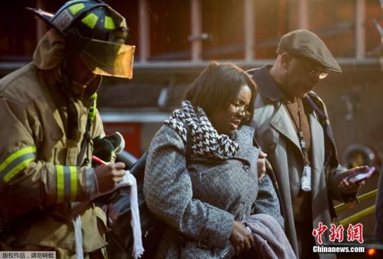 當(dāng)?shù)貢r(shí)間1月12日，美國(guó)華盛頓市中心朗方廣場(chǎng)站突然冒出濃煙，事件導(dǎo)致一名女性喪生。