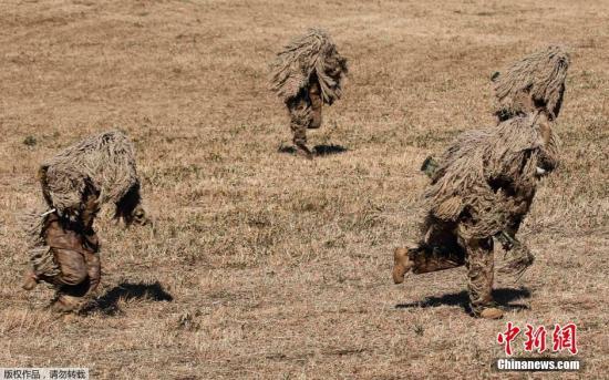資料圖：當?shù)貢r間2015年1月11日，日本船橋市，日本自衛(wèi)隊進行新年軍演，大約500名軍人和24架飛機參與了本次演習。 視頻：日本敲定史上最大規(guī)模國防預算費來源:央視軍事農(nóng)業(yè)