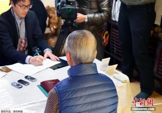 當(dāng)?shù)貢r(shí)間1月25日，日本千葉市，日本遭“伊斯蘭國(guó)”綁架人質(zhì)湯川遙菜的父親接受媒體采訪。伊斯蘭國(guó)武裝(IS)24發(fā)布視頻顯示，其中一位被綁架日本人質(zhì)湯川遙菜(Haruna Yukawa)已經(jīng)被該組織殺害。日本政府表示將驗(yàn)證視頻的真實(shí)性。 視頻：關(guān)注日本人質(zhì)事件：極端組織視頻顯示一人質(zhì)已遭殺害來(lái)源:央視新聞