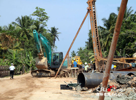 　斯里蘭卡南部鐵路項目施工現場。一臺打樁機正在進行鐵路橋橋墩作業(yè)。(攝影：孫洋)