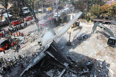 7月1日，搜救人員在印尼軍機(jī)墜毀現(xiàn)場(chǎng)進(jìn)行搜救和清理工作。